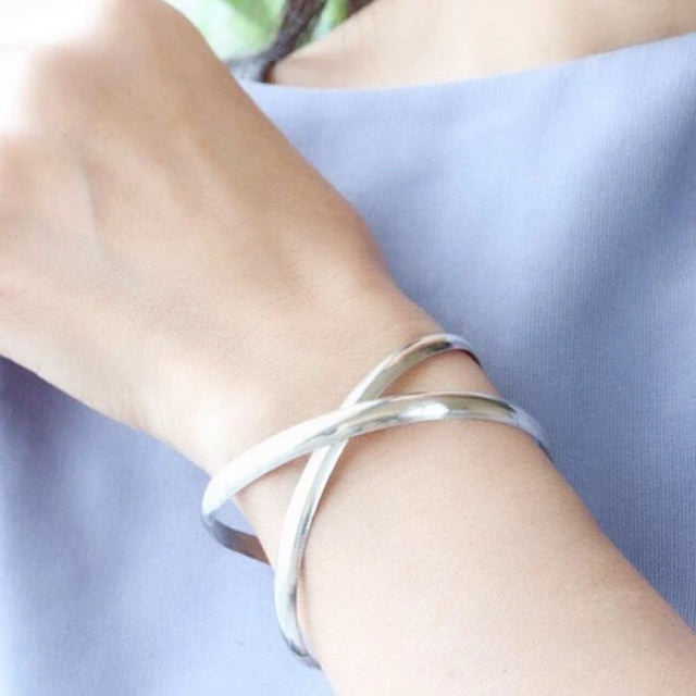 リボン風のシルバーバングル